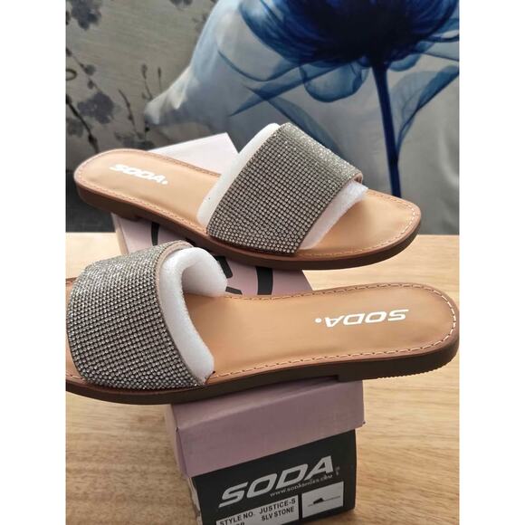 SODA Silver Slide On Sandals..NWT   6.5 - Picture 1 of 4